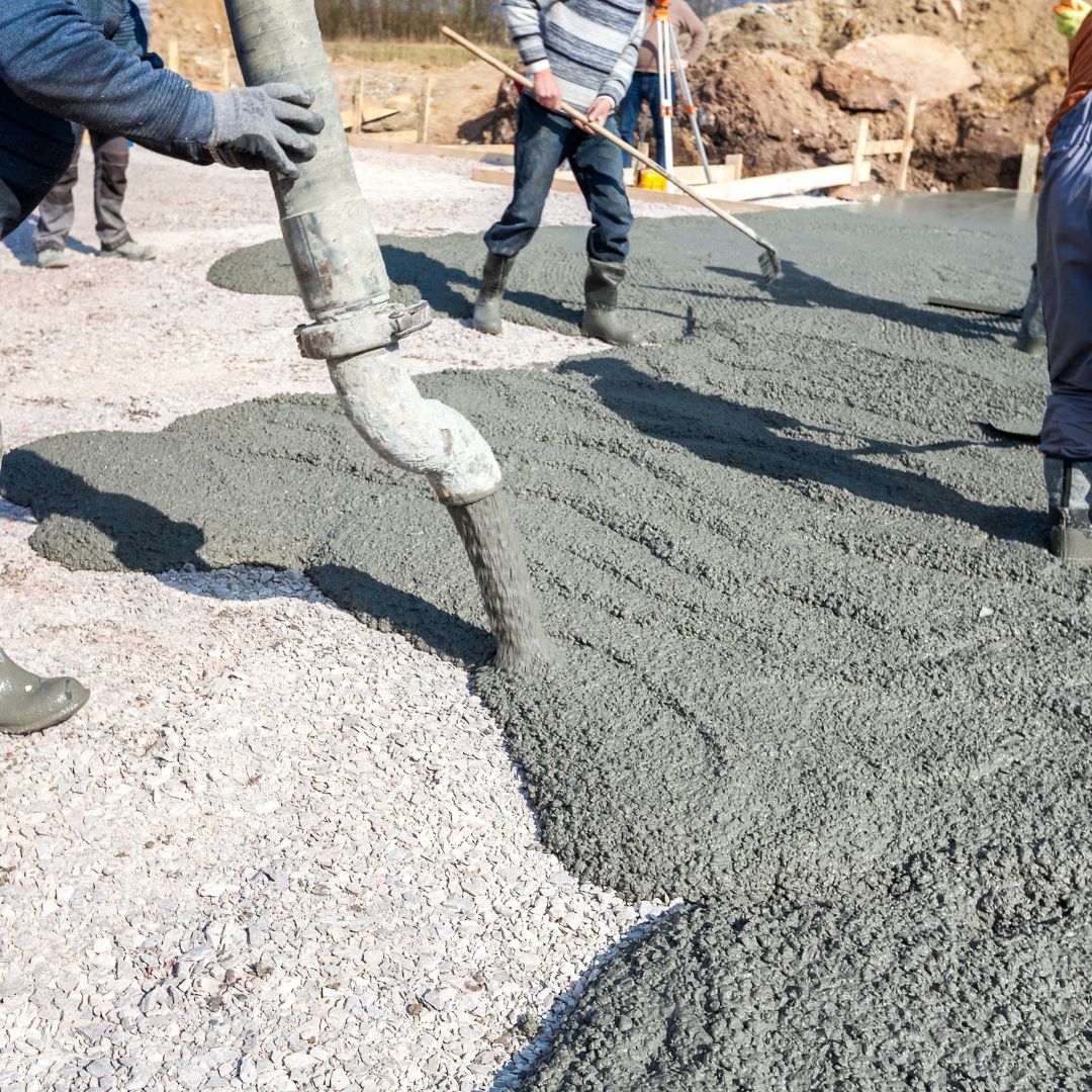 O Slump Test, também conhecido como Ensaio de Abatimento de Tronco de Cone, é um teste fundamental para avaliar a consistência do concreto fresco.