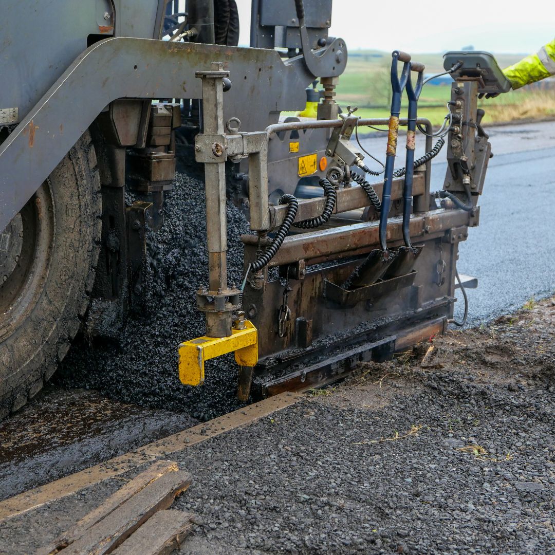 Um controle adequado evita problemas que podem comprometer a integridade do pavimento, tornando o processo de pavimentação mais eficiente e seguro.